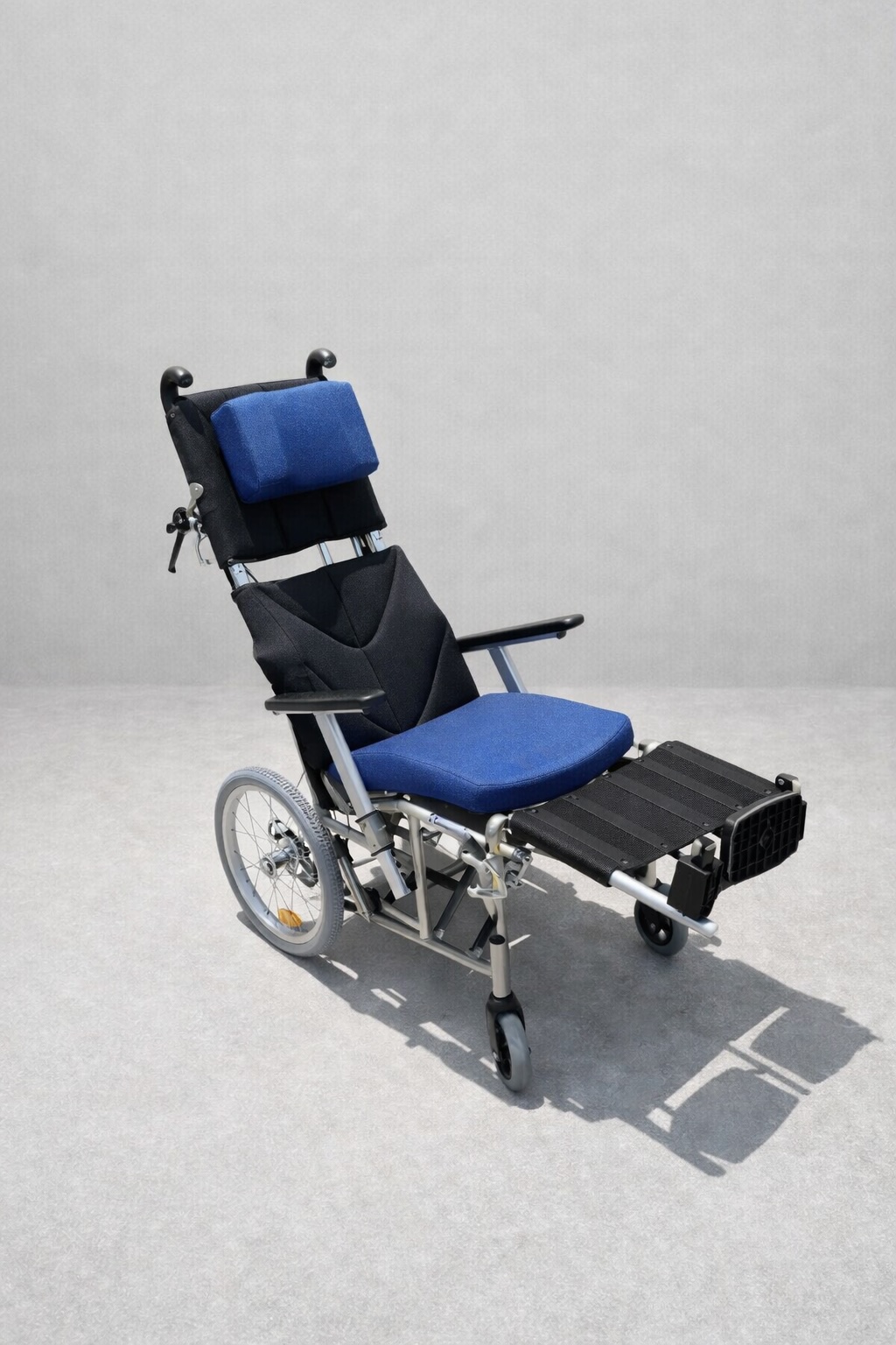 リクライニング車いす